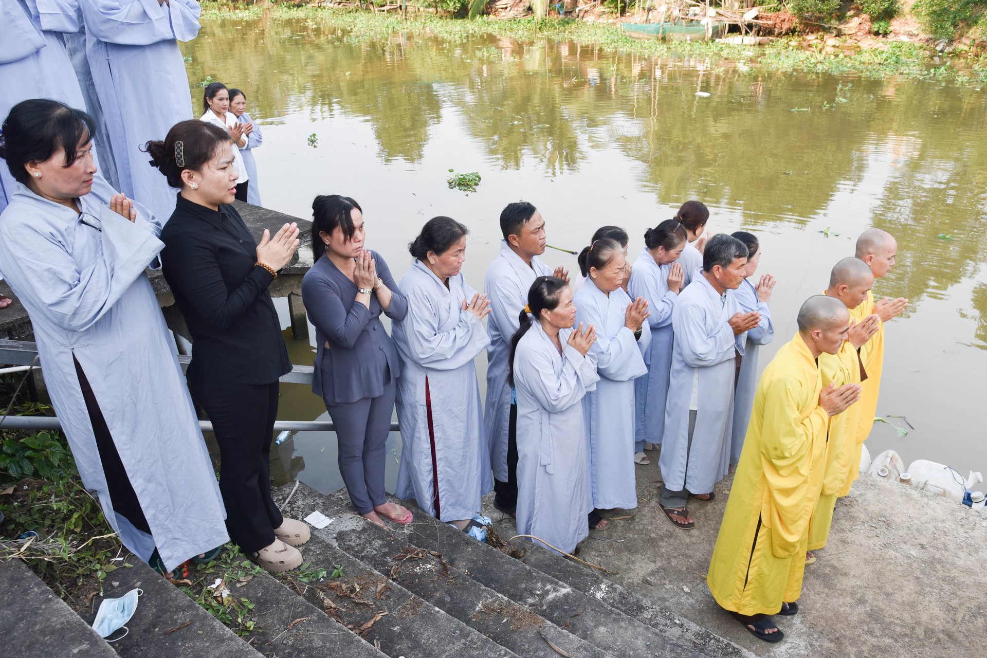Chanting sutra, releasing creatures to pray for peace in Tan Thanh, Long An by the Charity Board